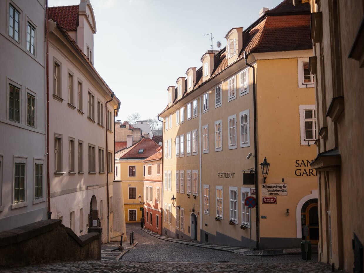 Nájomné bývanie, zdroj: https://www.pexels.com/photo/cobblestone-street-between-old-residential-buildings-7245298/